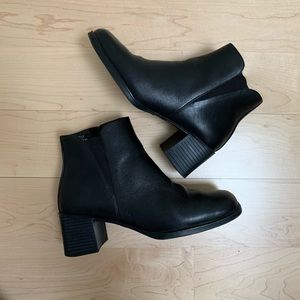 Black leather Chelsea Boots with heel